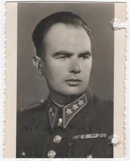 Na fotografii z legitimace Andrej Búrik v uniformě Slovenské armády. (fotografie laskavě poskytl: ing. Boris Búrik)