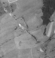 Letecký snímek z roku 1953 - mezi objekty a v blízkosti objektu v půlkružnici je znatelné kudy vedou obvodové a intervalové překážky proti útočné vozbě (objekty zleva: K-S 38,37,36) zdroj : kontaminace.cenia.cz