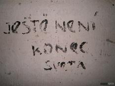 Foto nápisu z pravé kasematy pěchotního srubu K-S 34 "u kapličky".Nápis je proveden štětcem a horkým asfaltem. Zřejmě se jedná o památku na posádku, která při mnichovu objekt zklamaně opouštěla.